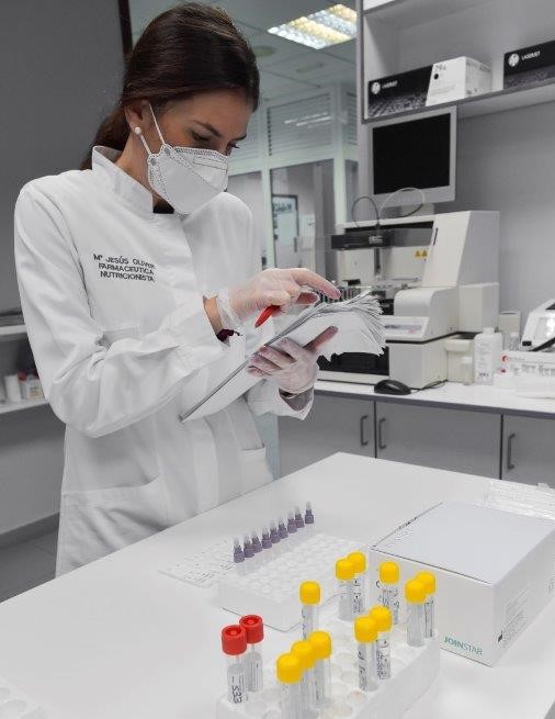 Profesional del Laboratorio analizando muestras en Las Palmas