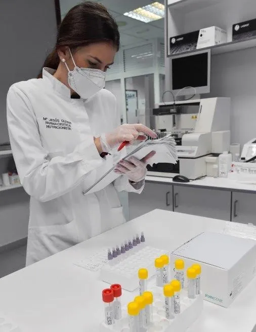 Profesional del Laboratorio analizando muestras en Las Palmas
