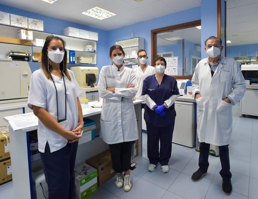 Equipo médico con mascarillas en un laboratorio