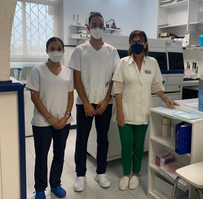 Especialistas médicos en laboratorio