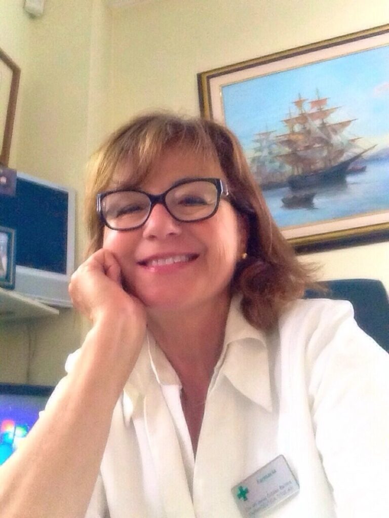 Mujer de bata blanca sonriente